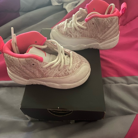 Jordan 12 Pink punch like new 6c - Picture 3 of 3